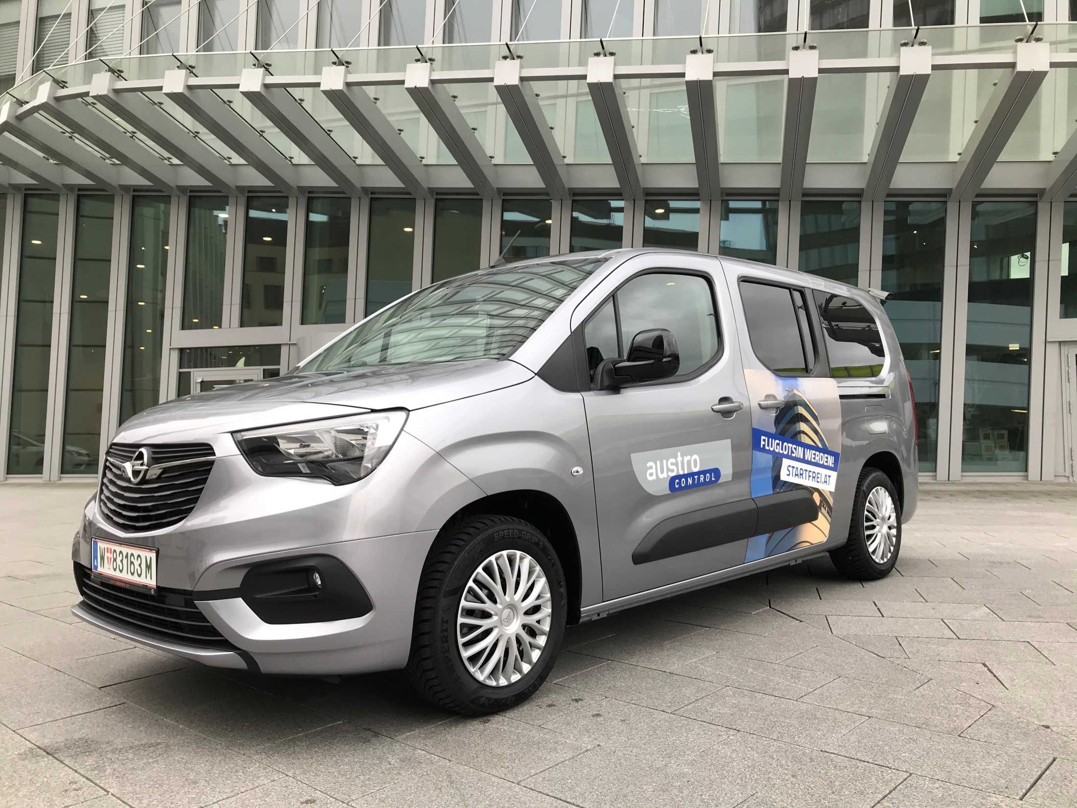 : Modernes E-Auto 