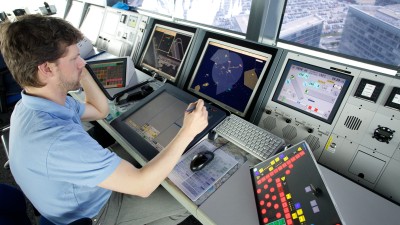 : Fluglotse im Tower Wien