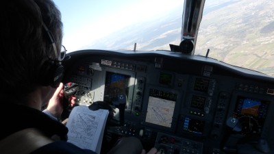 : Cockpit - Pilot steuert Flugzeug