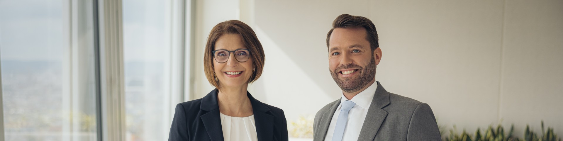 : Austro Control Geschäftsführung mit Elisabeth Landrichter links und Philipp Piber rechts.