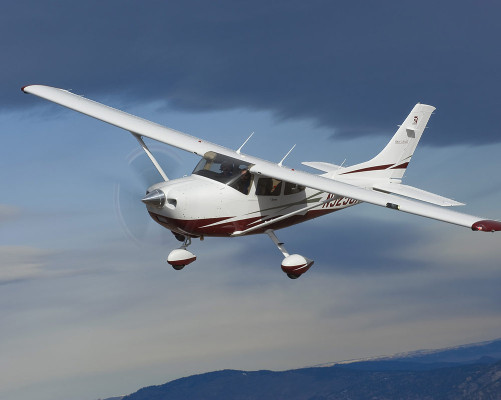 Ein-motoriges Flugzeug in der Luft